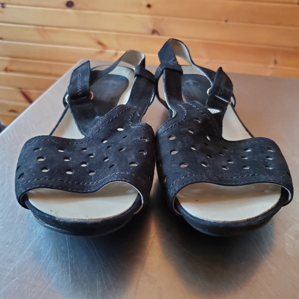 Like new Earthies by Earth Black Leather Sandals